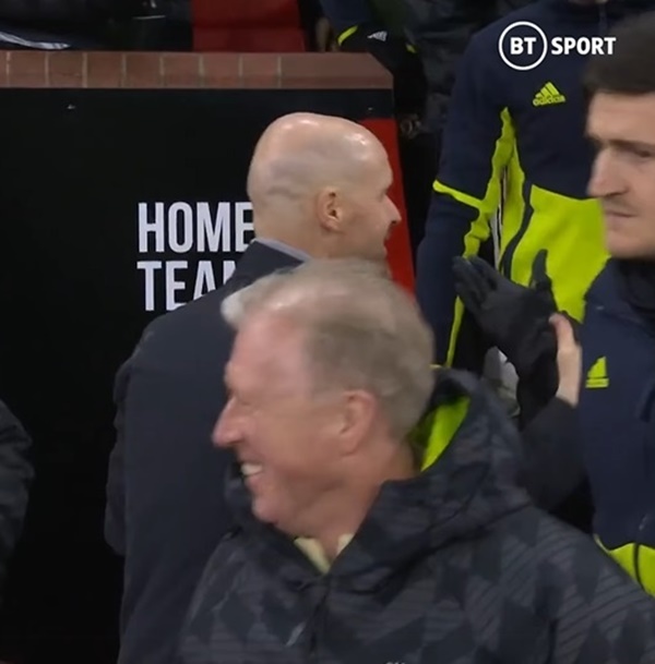 Biểu cảm gây chú ý của Maguire sau khi MU hạ Barca_692847b09cb17.jpeg