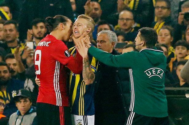 Bóp cổ đối phương, sao Man Utd nguy cơ bị phạt_692868cf3fac1.jpeg