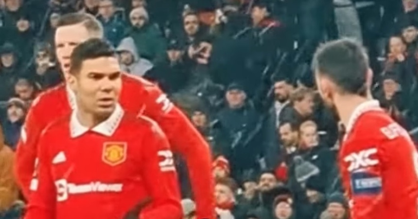 Casemiro lại không hài lòng với Bruno Fernandes_6928468b02fb0.jpeg