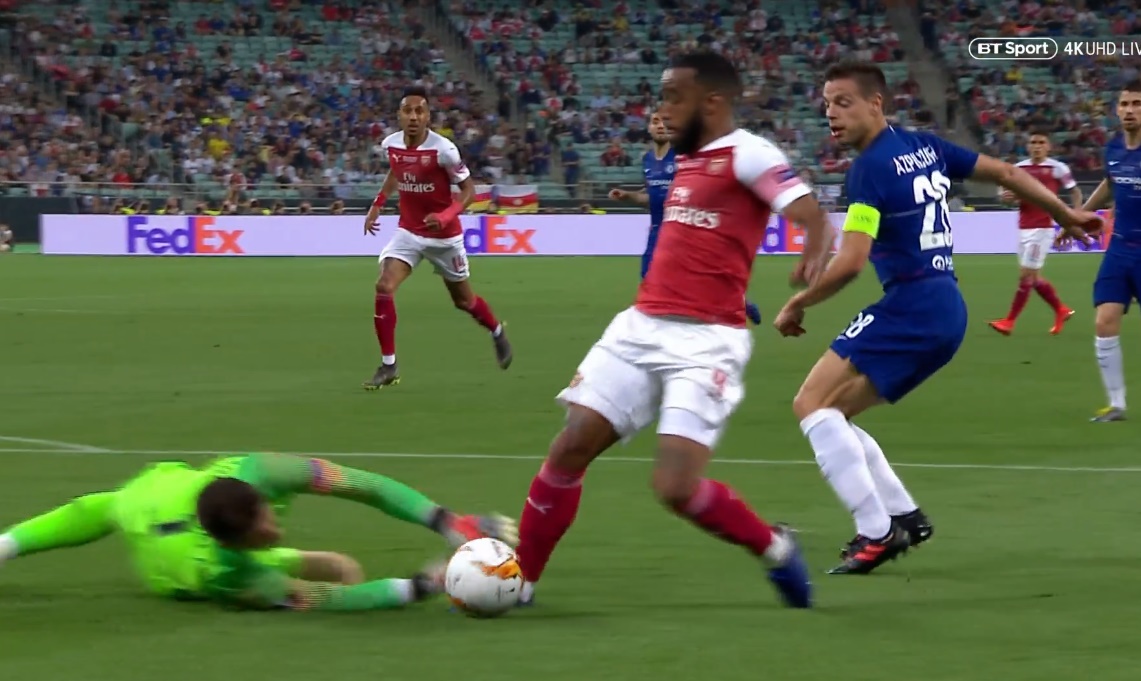 ‘Cậu ấy không đốn ngã Lacazette với đôi tay’_69285b632ed8a.jpeg