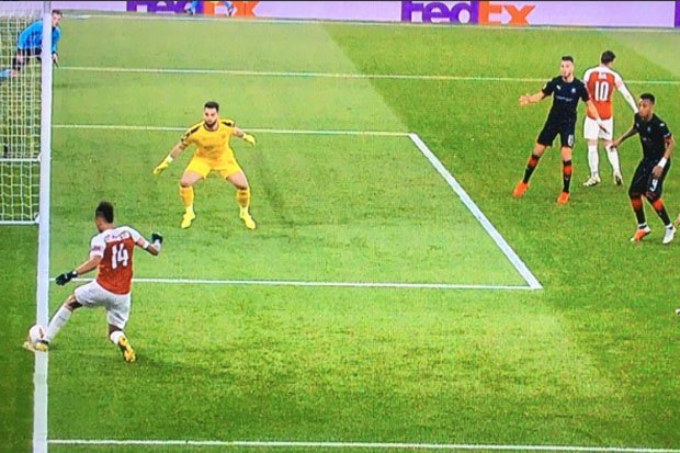 CĐV Arsenal tức điên với biểu hiện khó tin của Ozil ở bàn thứ 2_69285f32eff98.jpeg