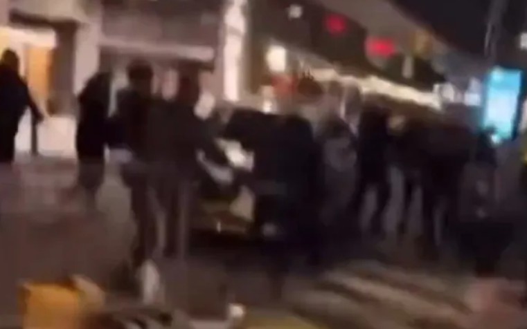 CĐV Aston Villa bị tấn công bởi hooligan Hà Lan_6928352393380.jpeg