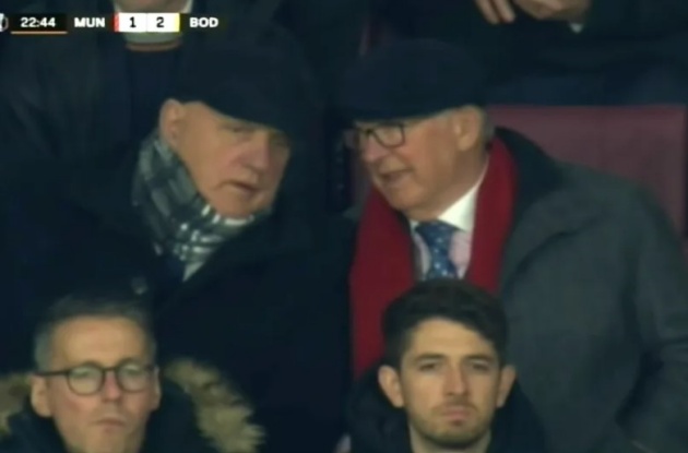 CĐV Man United kinh ngạc trước người ngồi cạnh Sir Alex Ferguson_69283d12832d8.jpeg
