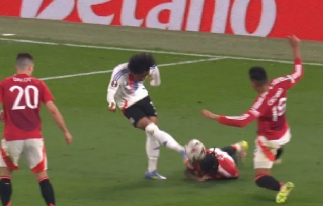 Chiến binh Leny Yoro tái hiện khoảnh khắc kiêu hùng của Phil Jones_6928390faf27c.jpeg