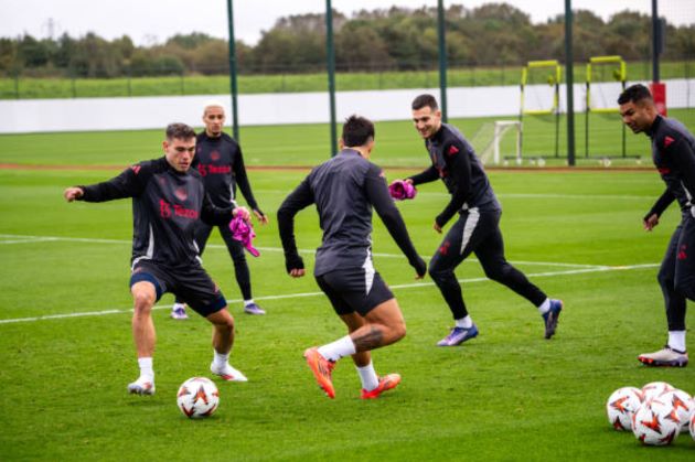 Chưa đến Porto, Man United đã gặp điềm gở; Lộ “vật bất ly thân” của Mainoo_69283f8677752.jpeg