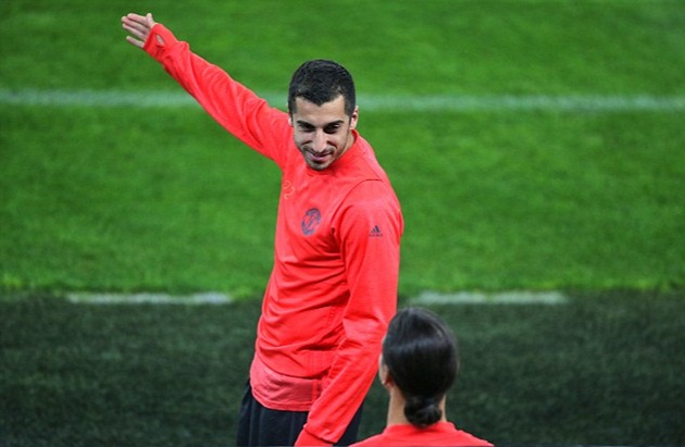 Chùm ảnh: Mkhitaryan phấn khích, tập luyện hăng say trước trận gặp Fenerbahce_692868efb90ee.jpeg