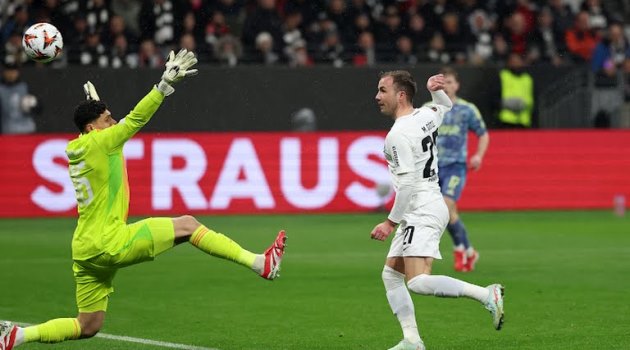 Cú đúp của Mario Gotze giúp Frankfurt loại Ajax khỏi Europa League_69283a989a3b0.jpeg