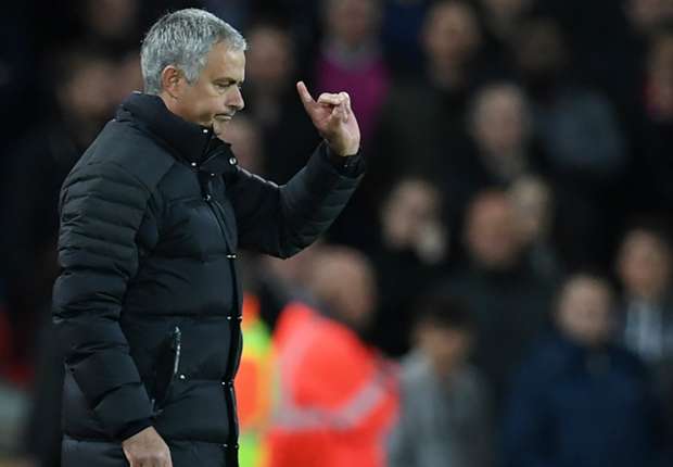 Điểm tin sáng 04/11: Mourinho lại chỉ trích học trò; Toure muốn làm hoà với Pep_692868b918597.jpeg