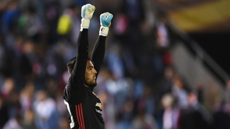 Đội hình kết hợp Ajax & Man United: Davison Sanchez “cân” cả hàng phòng ngự_692866107d693.jpeg