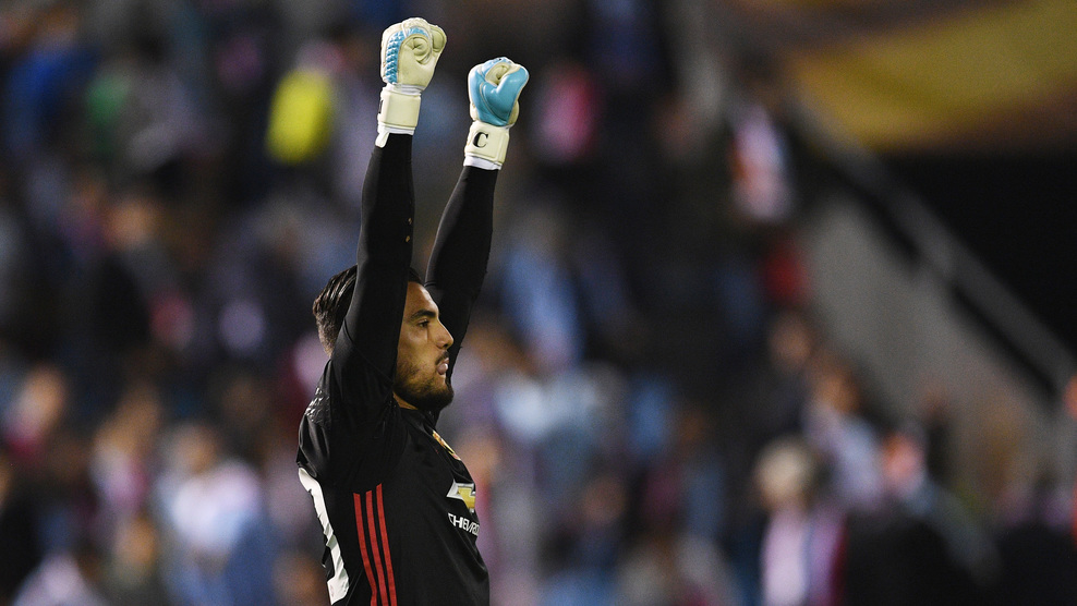 Đội hình kết hợp Ajax & Man United: Davison Sanchez “cân” cả hàng phòng ngự_692866107d693.jpeg