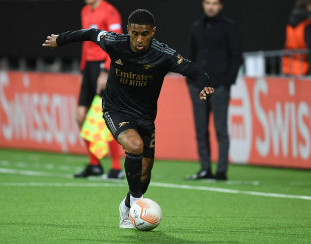 Fabio Vieira hét thẳng mặt 1 đồng đội Arsenal_69284b1dbdeaf.png