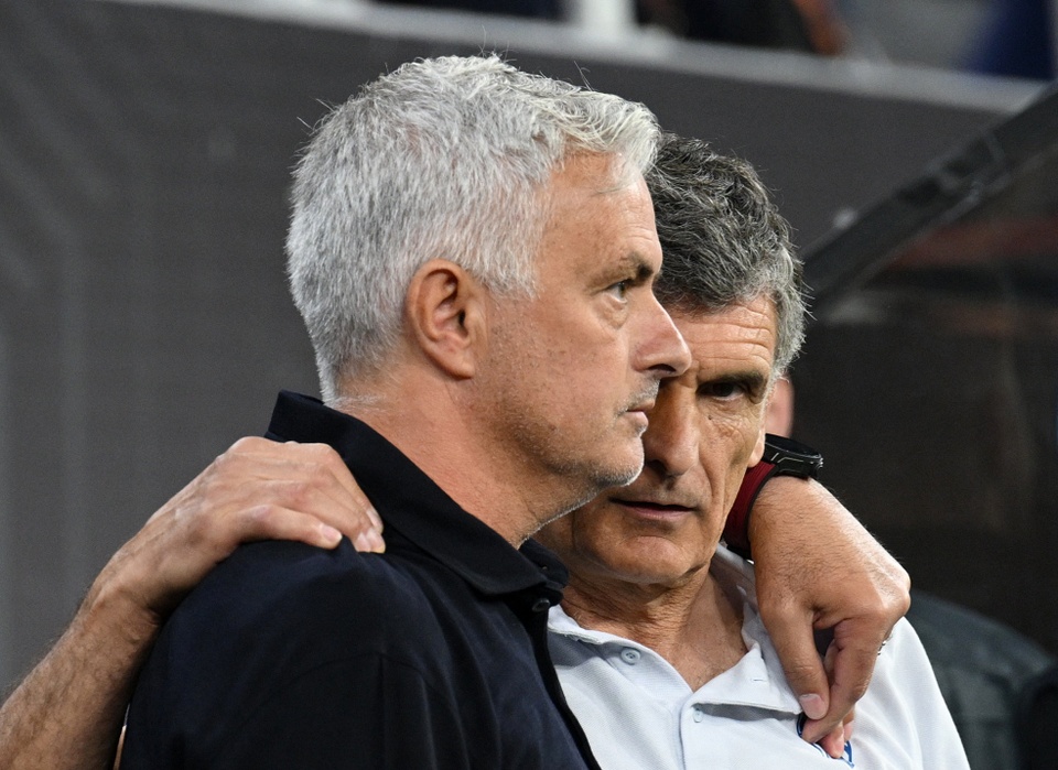 HLV Sevilla nói gì sau khi đánh bại Mourinho_692843da3eb72.jpeg