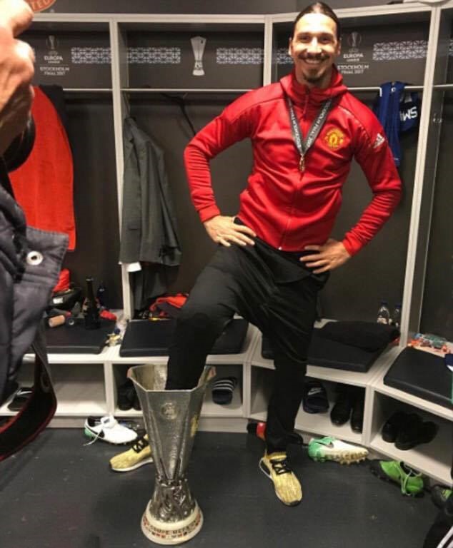 Ibrahimovic ngạo nghễ đạp chân lên cúp Europa League_692865e6e5dc9.jpeg