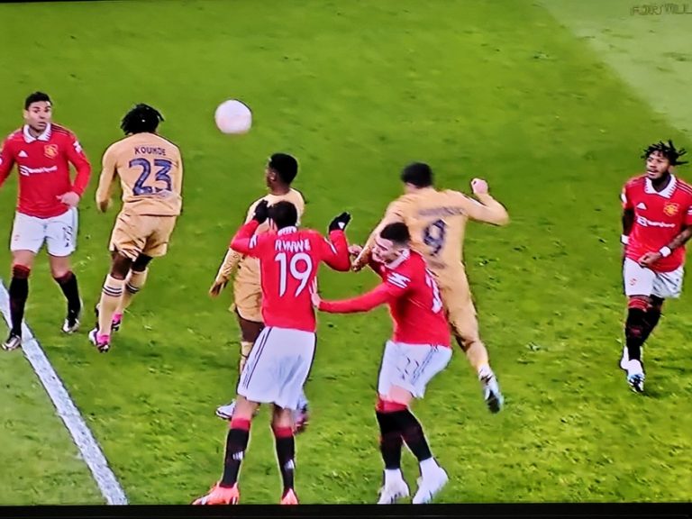 Lewandowski nổi nóng với Fati sau trận thua MU_6928478b653b9.jpeg