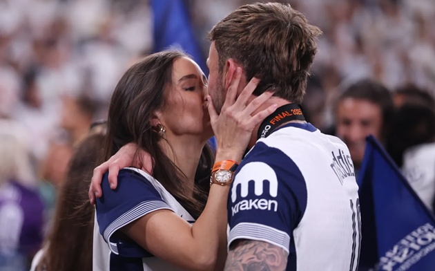 Maddison hôn bạn gái ăn mừng Tottenham vô địch Europa League_6928362d39957.jpeg