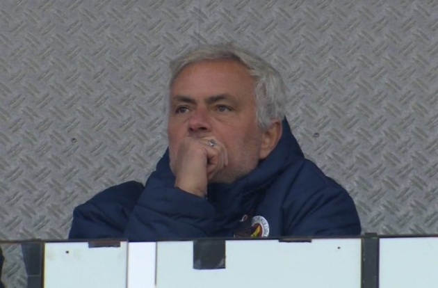 Mourinho bị công kích sau trận thua sốc của Fenerbahce_69283ddd6dac7.jpeg