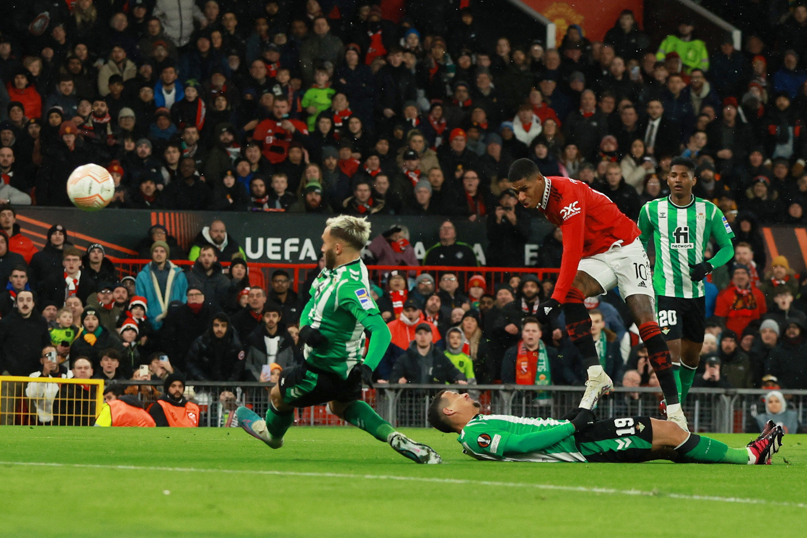 MU thắng Betis 4-1: Khi niềm tin trở lại_692846ef0d7a1.jpeg