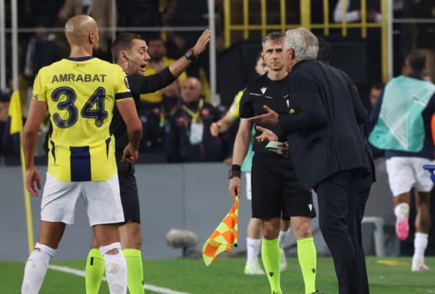 Nhận thẻ đỏ, Mourinho cay cú mỉa mai trọng tài_69283e5d0da9f.jpeg