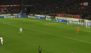 Pha phản lưới hài hước ở Europa League_692847f16f8b1.gif