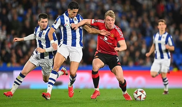 Scholes chỉ trích Dalot khi bỏ lỡ cơ hội chuyền cho Hojlund_69283af3ba579.jpeg