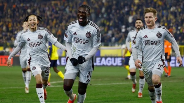 Thần đồng Ajax tỏa sáng; Kubo ghi siêu phẩm cho Sociedad_69283b9abdbc7.jpeg