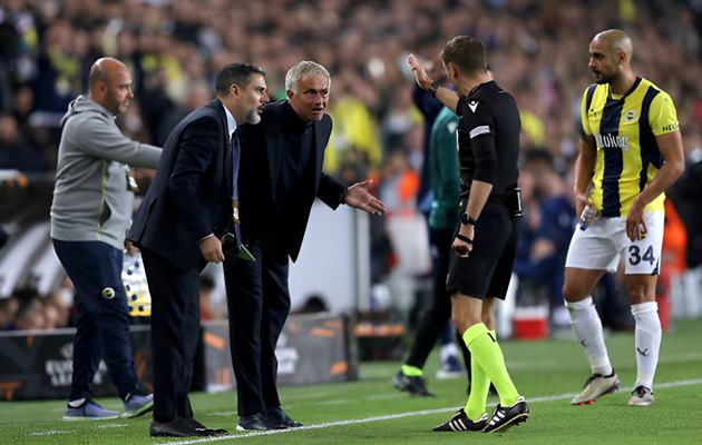 Tố trọng tài thiên vị Man Utd, Mourinho bị đuổi lên khán đài_69283e8f3c52c.jpeg