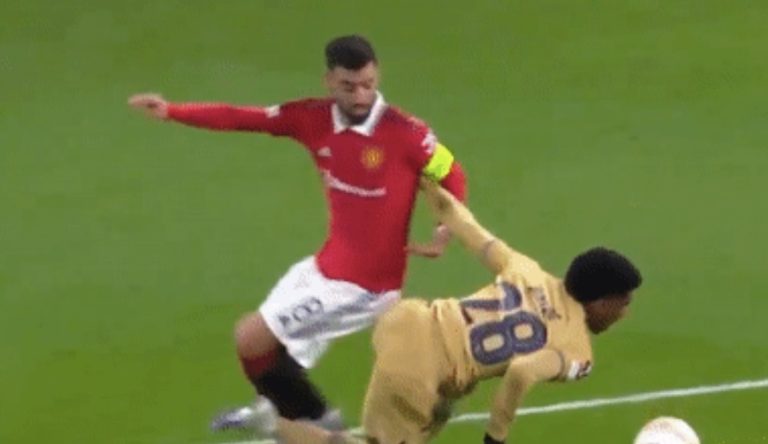 Tranh cãi ở trận MU thắng Barca_692847db33637.jpeg