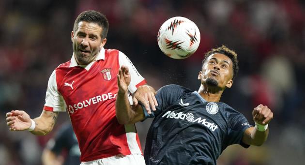 Van Persie thất bại ngay trận ra quân tại Europa League với Feyenoord_692835706fa95.jpeg