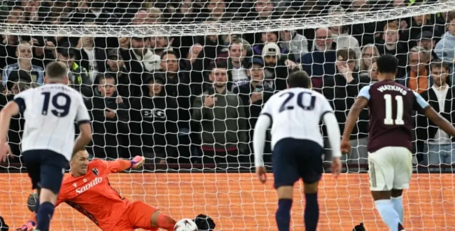 Watkins sút hỏng phạt đền, Emery và McGinn lên tiếng bảo vệ_6928355658664.jpeg