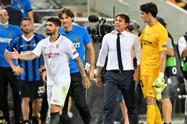 Bị đem đầu tóc ra làm trò cười, Conte nổi quạu đòi ”xử” sao Sevilla_693fe7262aa51.jpeg