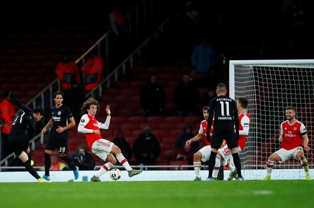 Cựu sao Arsenal: “Ozil nên ném thân mình vào pha bóng đó”_693fea2e0ba6b.jpeg