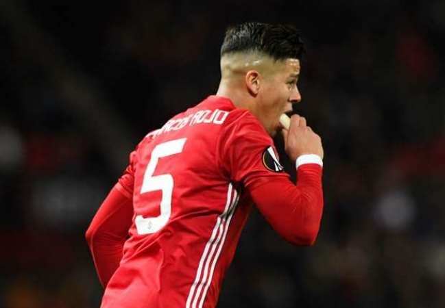 Dân mạng phát sốt khi Mourinho đưa chuối cho Rojo ăn ngay trong trận đấu_693ff6a9523f5.jpeg