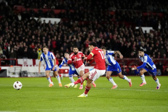 HLV Sean Dyche ra mắt hoàn hảo, Nottingham có chiến thắng đầu tiên ở Europa League_693fcd2281043.jpeg