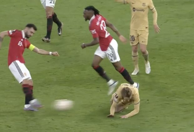 Hóa ‘bad boy’ với De Jong, Fernandes khiến cầu thủ Barca nổi giận_693fdddf97add.jpeg