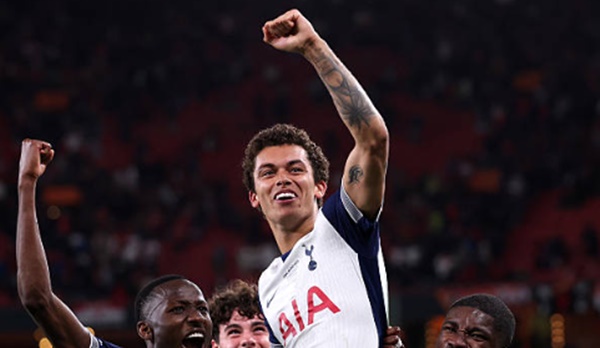 Johnson ghi bàn quyết định, trải qua phút nghẹt thở trước MU_693fce479f10b.jpeg