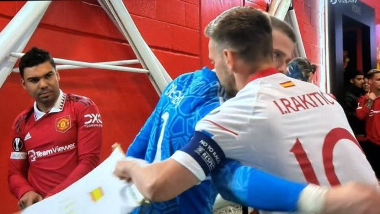 Phản ứng của Casemiro khi De Gea ôm cựu cầu thủ Barca_693fdb67e43f3.jpeg