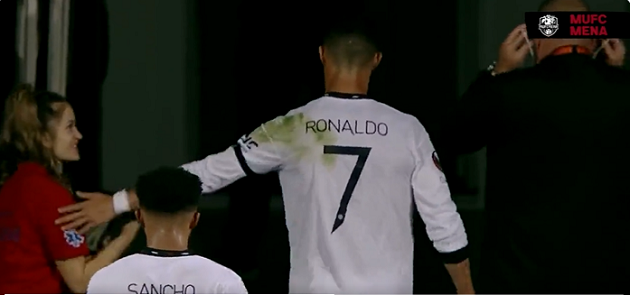 Ronaldo ‘phũ’ với fan nữ xinh như mộng_693fe0cf01bcc.png