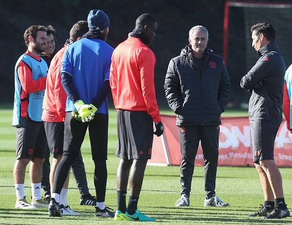 Rooney ‘vật nhau’ với cựu huấn luyện viên Bình Dương_693ff819ce500.jpeg