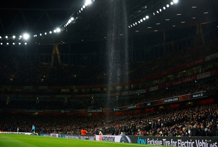 Sân Emirates bị thủng mái_693fdbd192c20.jpeg