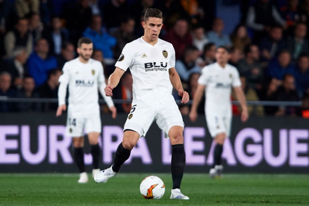 Sao Valencia làm ‘nóng mặt’ CĐV Arsenal bằng phát biểu này_693fee050c540.jpeg