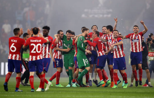 Toàn cảnh lễ đăng quang của Atletico: Torres ‘quẩy’ cùng fan; Griezmann khoe vợ_693ff31337bda.png