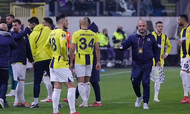 Trận đấu của Mourinho bị gián đoạn 15 phút vì bạo loạn trên khán đài_693fd29e634d5.jpeg