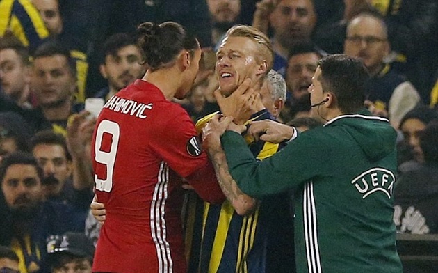 UEFA ra phán quyết vụ Ibra bóp cổ đối thủ_693ff7a204373.jpeg