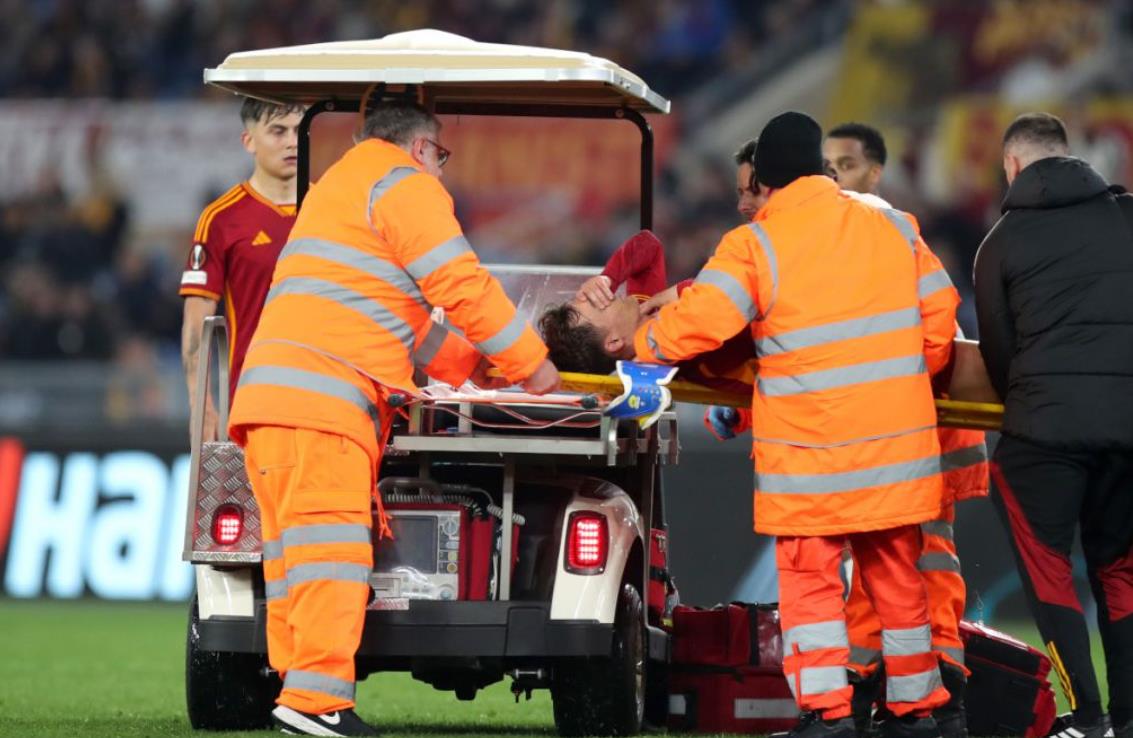 Va chạm vào đầu, hậu vệ Roma phải rời sân bằng cáng_693fd899a90ed.jpeg