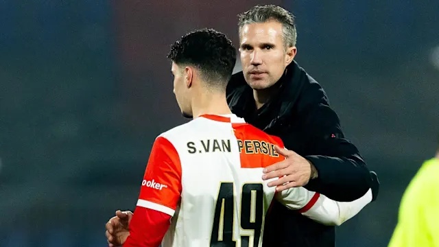 Van Persie cho con trai ra mắt: “Tôi là HLV, không phải cha”_693fccc141983.jpeg