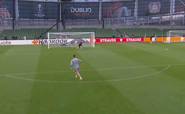 Xabi Alonso ‘vẽ cầu vồng’ ở Dublin_693fd70fdf359.jpeg