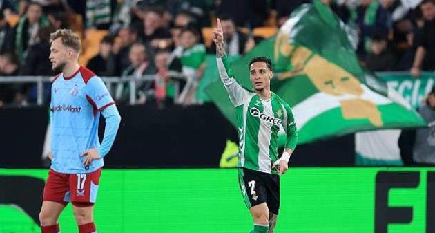 Antony cứa lòng điệu nghệ, tiễn thầy trò Van Persie rời Europa League_6984891fa3d1c.jpeg